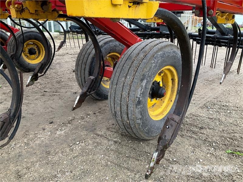 Bourgault 9400 54 ft Cultivator Coltivatori
