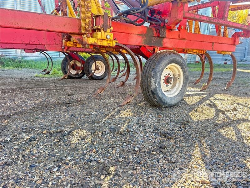 Bourgault Commander 46-50 50 ft Chisel Plow Chisel ploughs