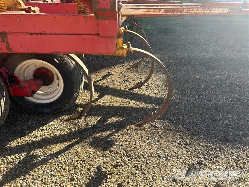 Bourgault Commander 46-50 50 ft Chisel Plow Chisel ploughs