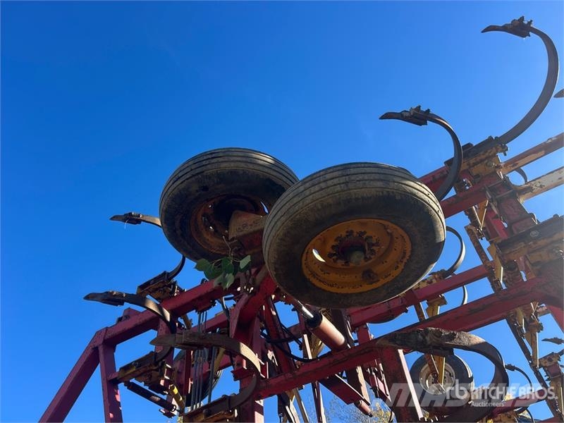 Bourgault Commander 46-50 50 ft Chisel Plow Chisel ploughs