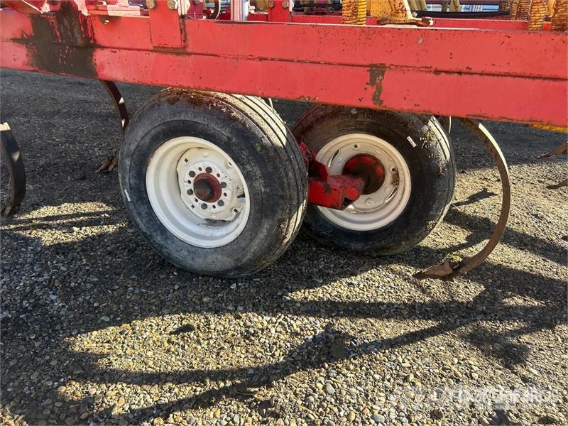 Bourgault Commander 46-50 50 ft Chisel Plow Chisel ploughs