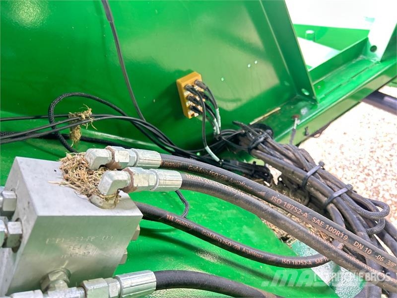 Brandt 1322XR 1300 bu S/A Grain Cart Reboques de grãos e silagem