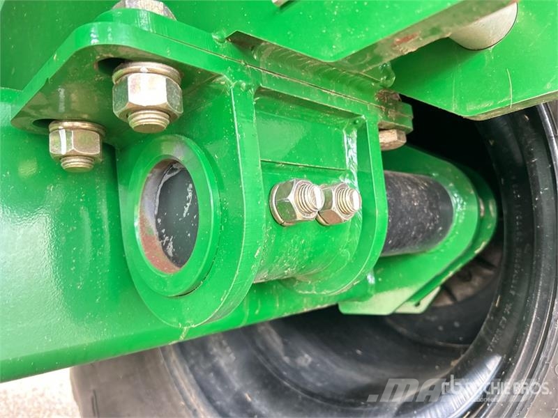 Brandt 1322XR 1300 bu S/A Grain Cart Reboques de grãos e silagem