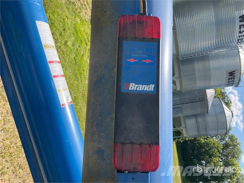 Brandt 1370-HP+ 13 in x 70 ft Swing Grain Auger Material de transporte
