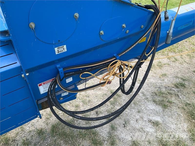 Brandt 1370-HP+ 13 in x 70 ft Swing Grain Auger Material de transporte