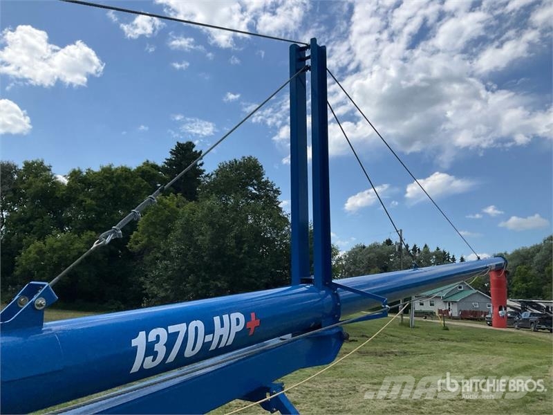 Brandt 1370-HP+ 13 in x 70 ft Swing Grain Auger Material de transporte