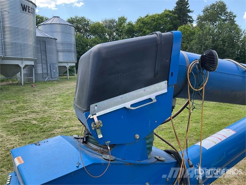 Brandt 1370-HP+ 13 in x 70 ft Swing Grain Auger Material de transporte