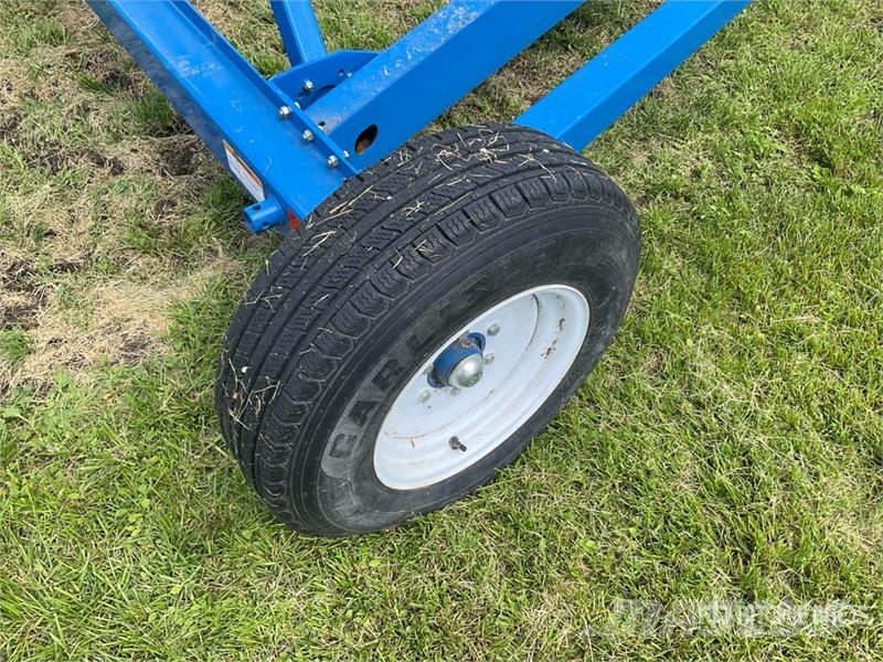 Brandt 1370-HP+ 13 in x 70 ft Swing Grain Auger Material de transporte
