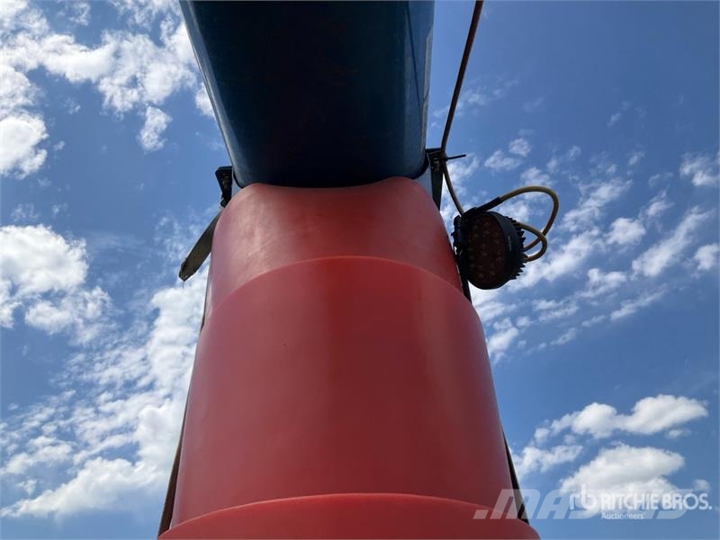 Brandt 1370-HP+ 13 in x 70 ft Swing Grain Auger Material de transporte
