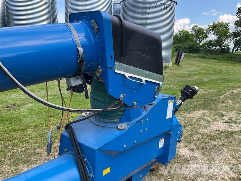 Brandt 1370-HP+ 13 in x 70 ft Swing Grain Auger Material de transporte