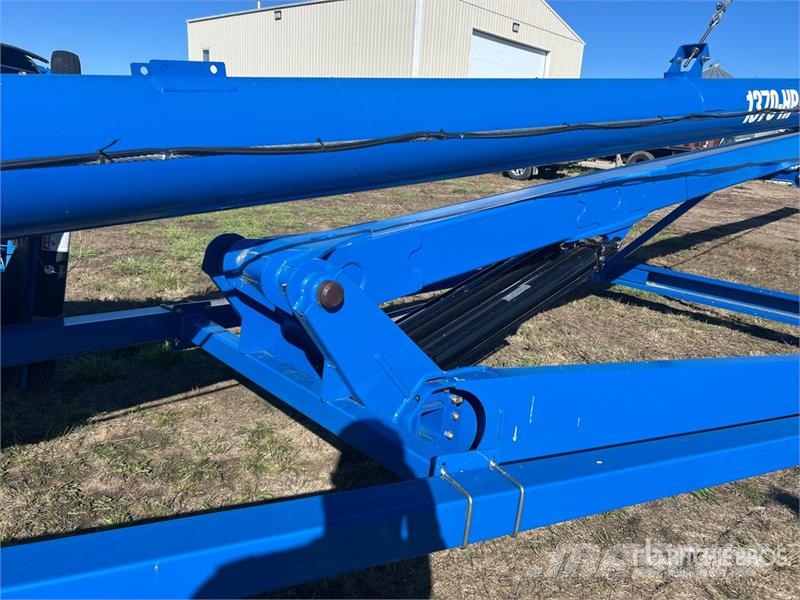 Brandt 1370HP 13 in x 70 ft Swing Grain Auger Транспортне обладнання