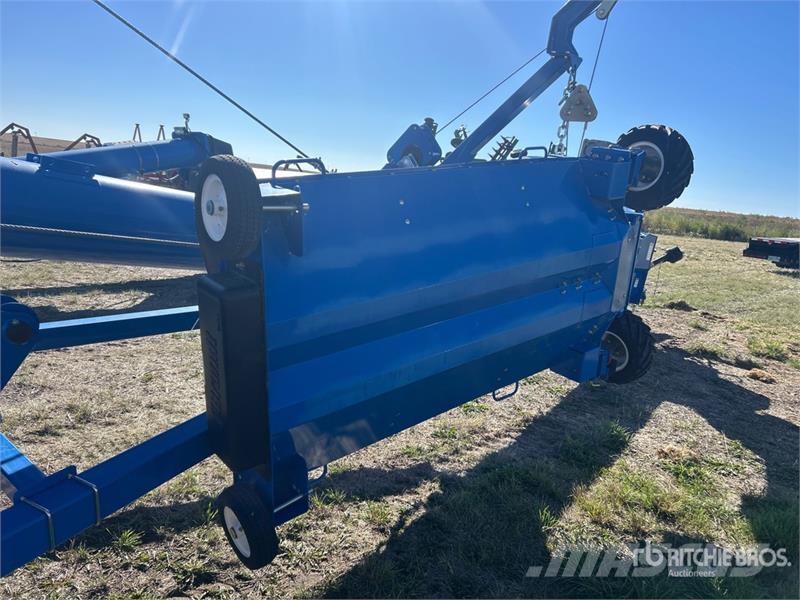 Brandt 1370HP 13 in x 70 ft Swing Grain Auger Транспортне обладнання
