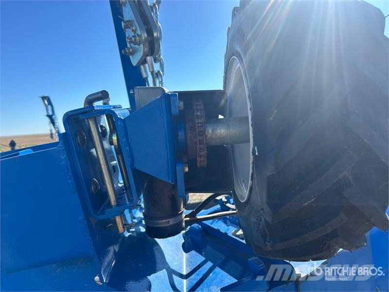 Brandt 1370HP 13 in x 70 ft Swing Grain Auger Транспортне обладнання