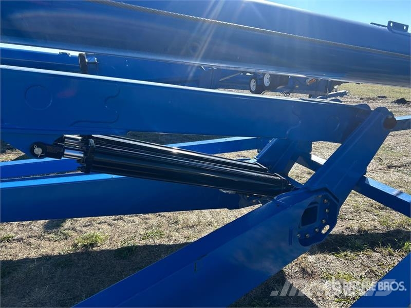 Brandt 1370HP 13 in x 70 ft Swing Grain Auger Транспортне обладнання