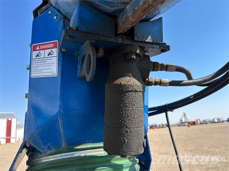 Brandt 1390 13 in x 90 ft Telescopic Swing Grain Auger Material de transporte