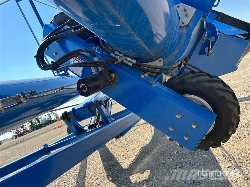 Brandt 1390 13 in x 90 ft Telescopic Swing Grain Auger Material de transporte