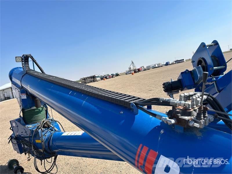 Brandt 1390 13 in x 90 ft Telescopic Swing Grain Auger Material de transporte