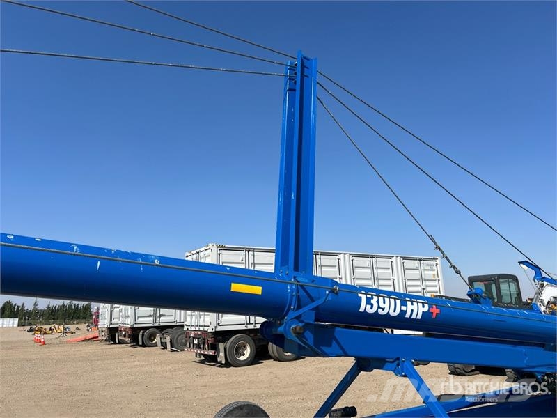 Brandt 1390 13 in x 90 ft Telescopic Swing Grain Auger Material de transporte