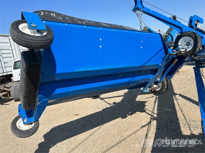 Brandt 1390 13 in x 90 ft Telescopic Swing Grain Auger Material de transporte