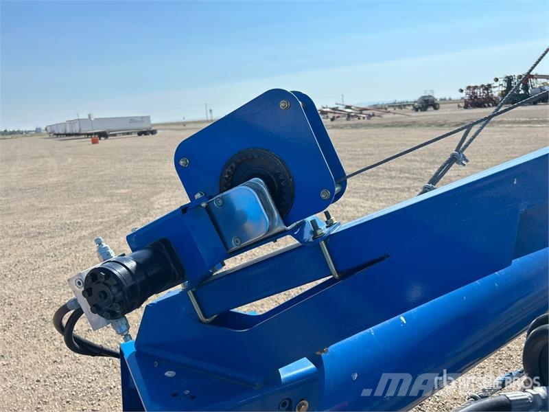 Brandt 1390 13 in x 90 ft Telescopic Swing Grain Auger Material de transporte
