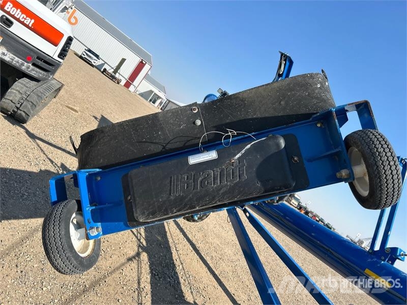 Brandt 1390 13 in x 90 ft Telescopic Swing Grain Auger Material de transporte