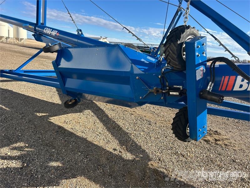 Brandt 1390 HP 13 in x 90 ft Telescopic Swing Grain Auger 운반 장비