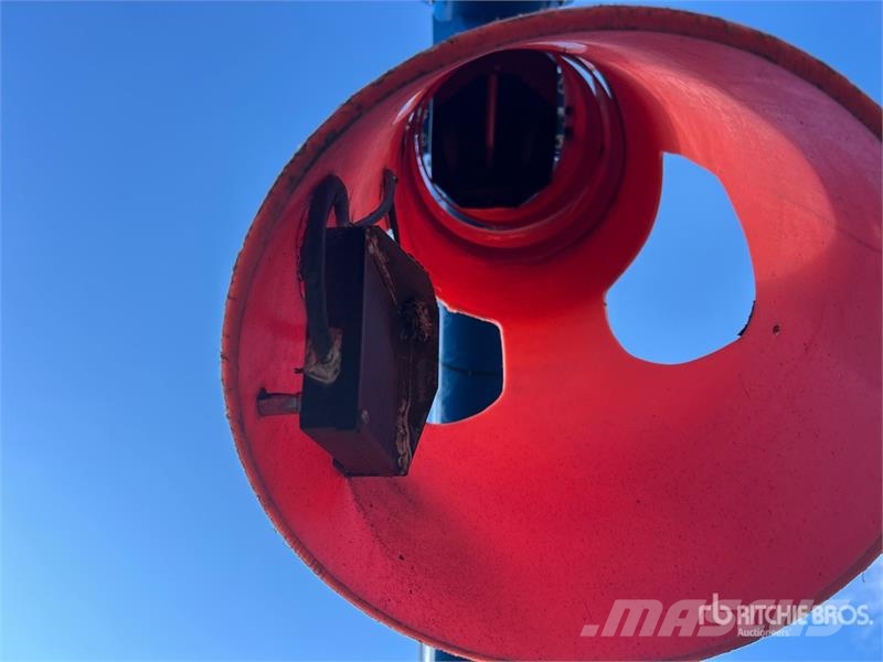 Brandt 1390 HP 13 in x 90 ft Telescopic Swing Grain Auger 운반 장비