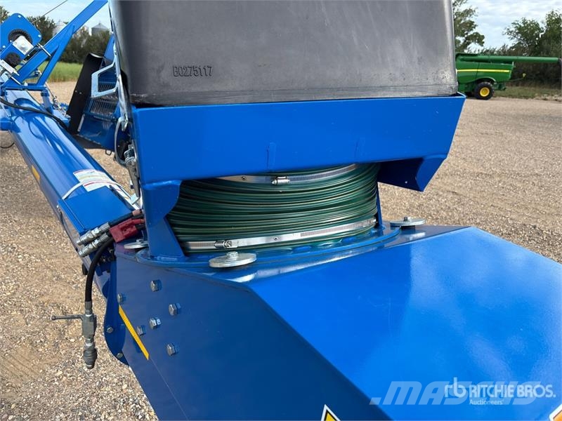 Brandt 1390-HP+ 13 in x 90 ft Swing Grain Auger Material de transporte