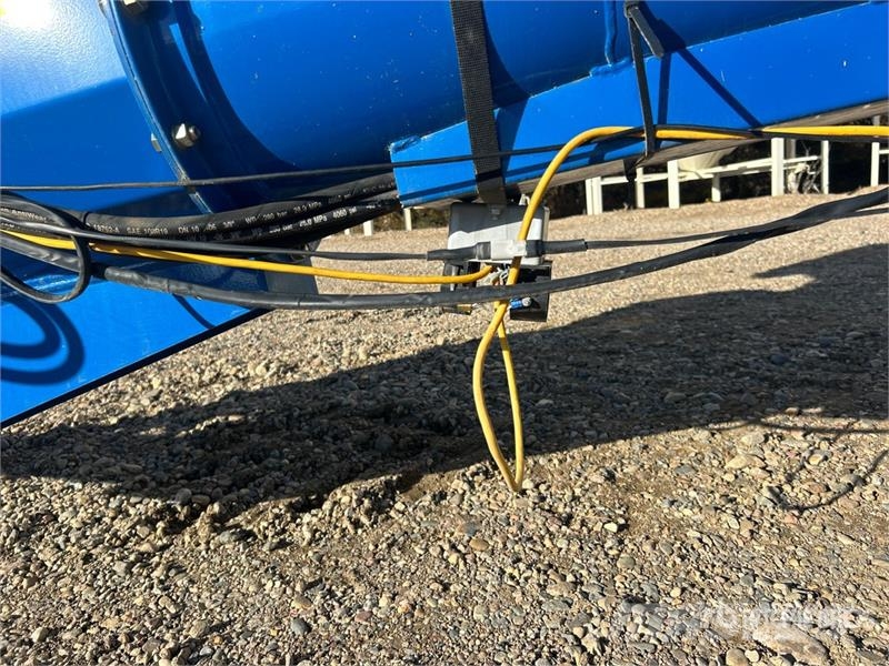Brandt 1390 HP 13 in x 90 ft Telescopic Swing Grain Auger 운반 장비