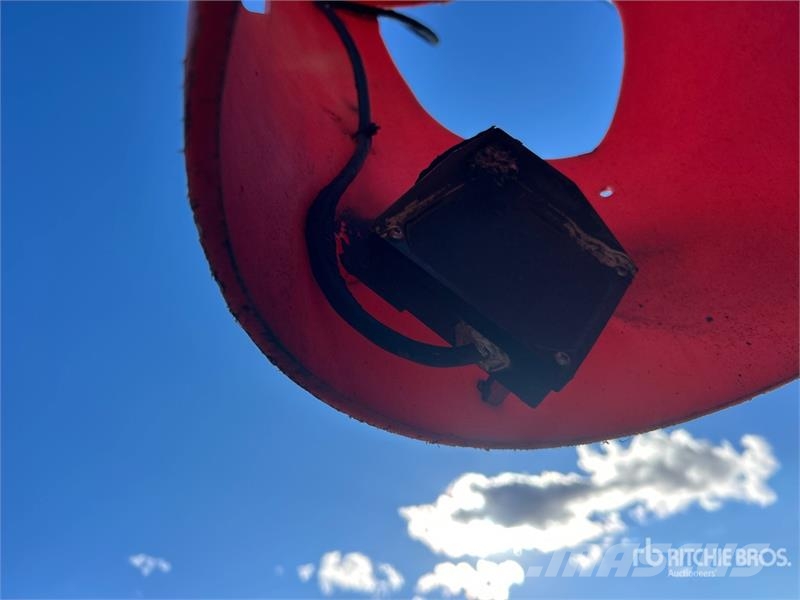 Brandt 1390 HP 13 in x 90 ft Telescopic Swing Grain Auger 운반 장비