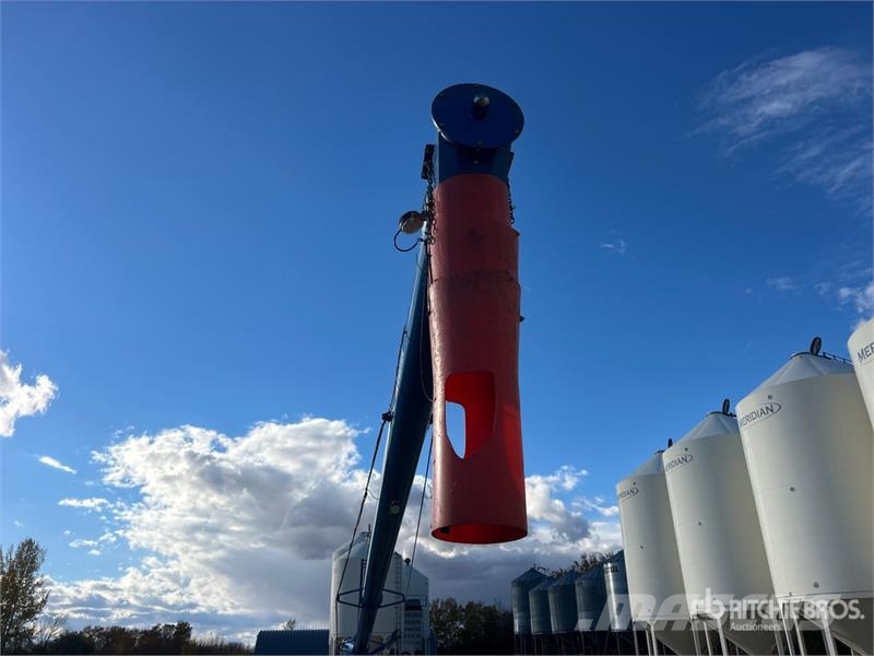 Brandt 1390 HP 13 in x 90 ft Telescopic Swing Grain Auger 운반 장비