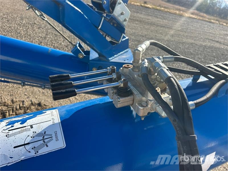 Brandt 1390 HP 13 in x 90 ft Telescopic Swing Grain Auger 운반 장비