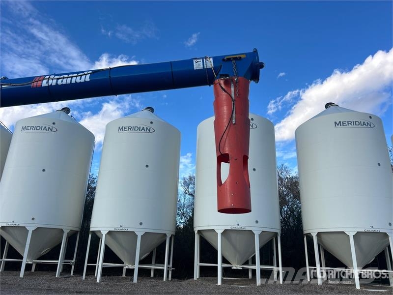 Brandt 1390 HP 13 in x 90 ft Telescopic Swing Grain Auger 운반 장비