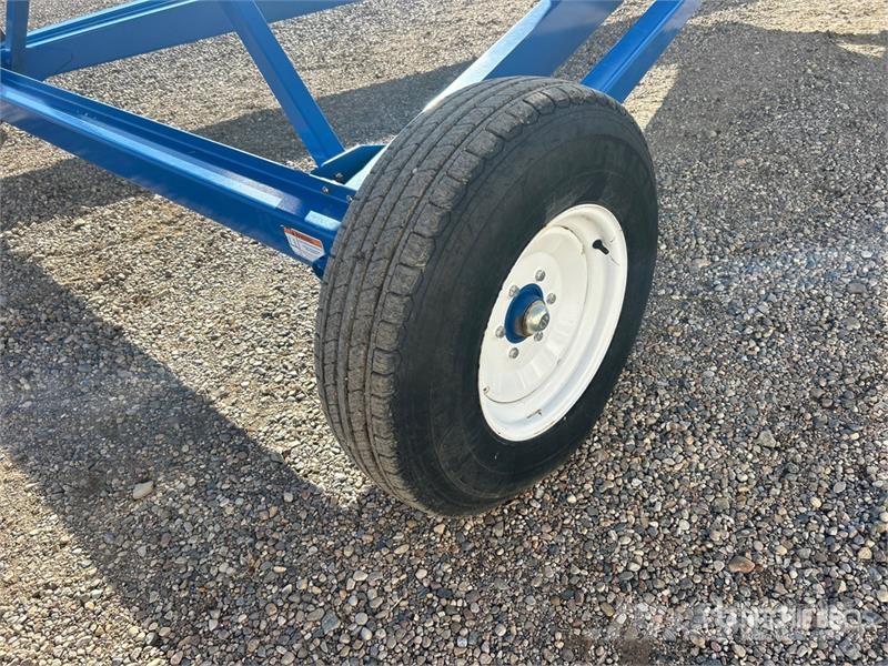 Brandt 1390 HP 13 in x 90 ft Telescopic Swing Grain Auger 운반 장비