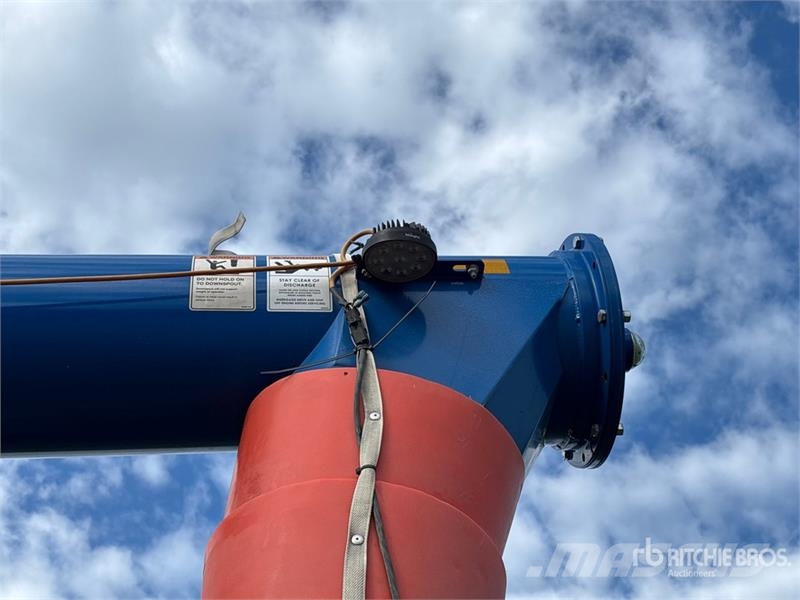 Brandt 1390-HP+ 13 in x 90 ft Swing Grain Auger Material de transporte