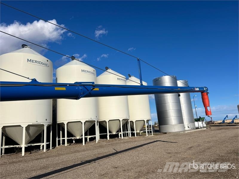 Brandt 1390 HP 13 in x 90 ft Telescopic Swing Grain Auger 운반 장비