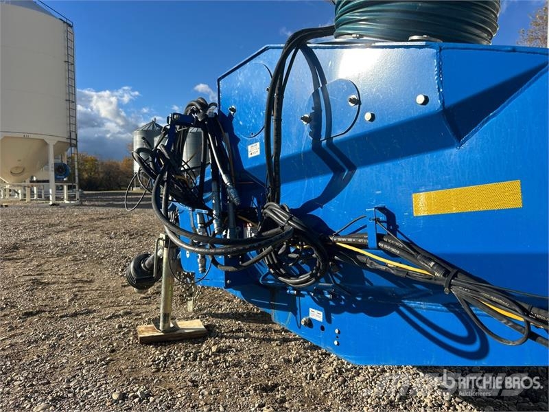 Brandt 1390 HP 13 in x 90 ft Telescopic Swing Grain Auger 운반 장비