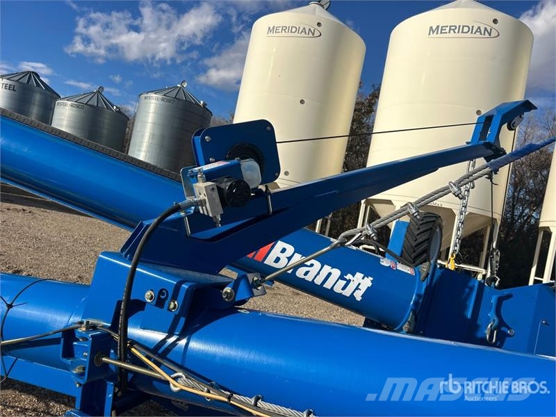 Brandt 1390 HP 13 in x 90 ft Telescopic Swing Grain Auger 운반 장비