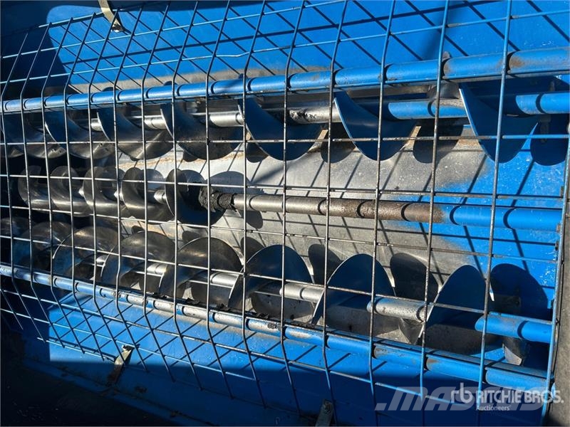 Brandt 1390 HP 13 in x 90 ft Telescopic Swing Grain Auger 운반 장비