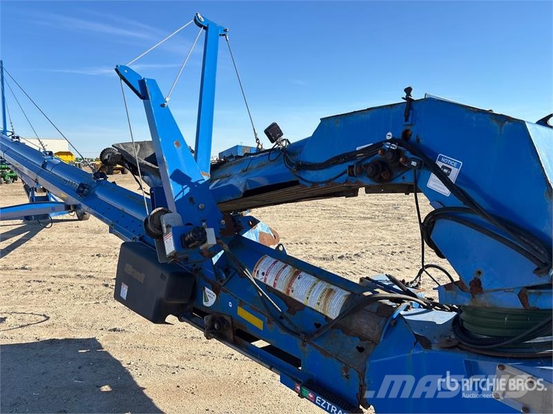 Brandt 1590A 15 in x 90 ft Swing Grain Conveyor معدات نقل