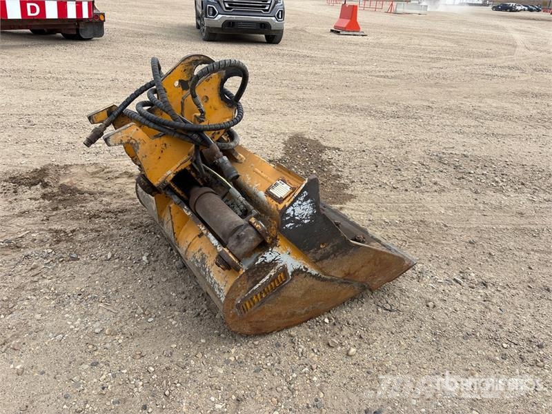 Brandt 42 in Q/C Hydraulic Tilting Excavator Bucket - Fit Schaufeln