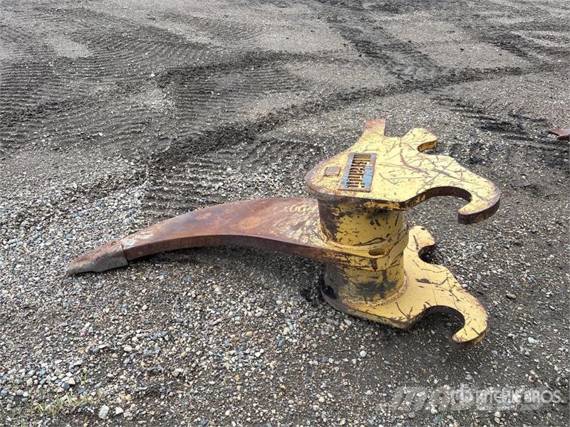 Brandt 48 in Excavator Ripper - Fits John Deere 240D Rozrývače
