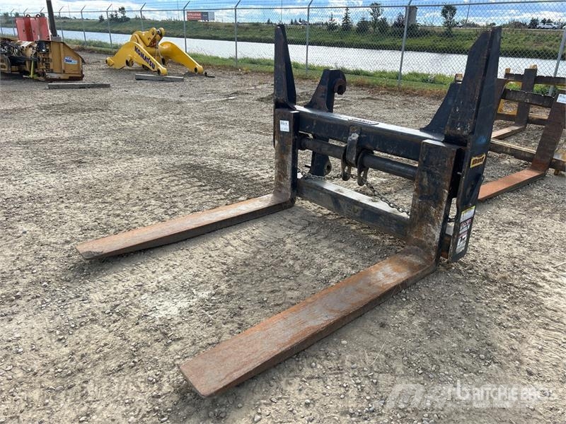 Brandt 60 in Wheel Loader Forks - Fits JD 524/624L Вили