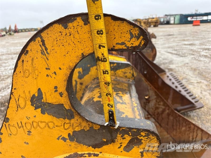 Brandt 66 in Q/C Cleanup Excavator Bucket - Fits John Dee دلاء