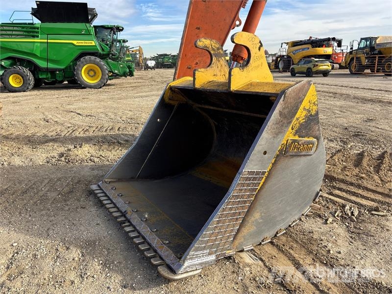 Brandt 72 in Q/C Cleanup Excavator Bucket - Fits John Dee Žlice