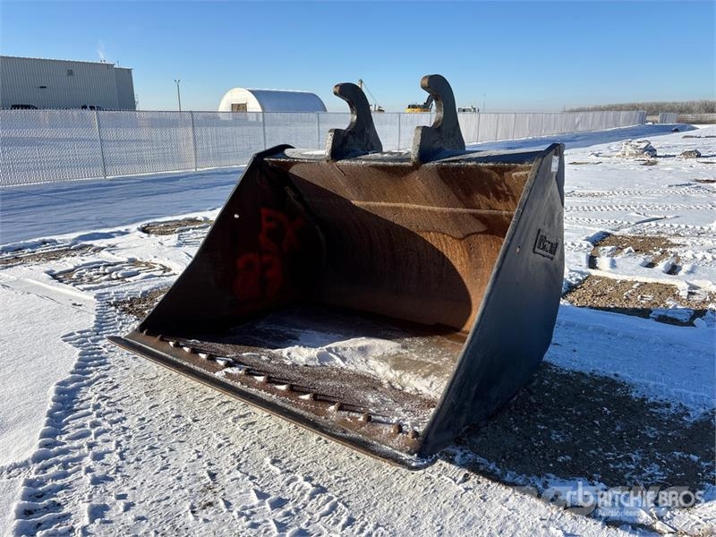 Brandt 84 in Cleanup Excavator Bucket - Fits John Deere 3 دلاء