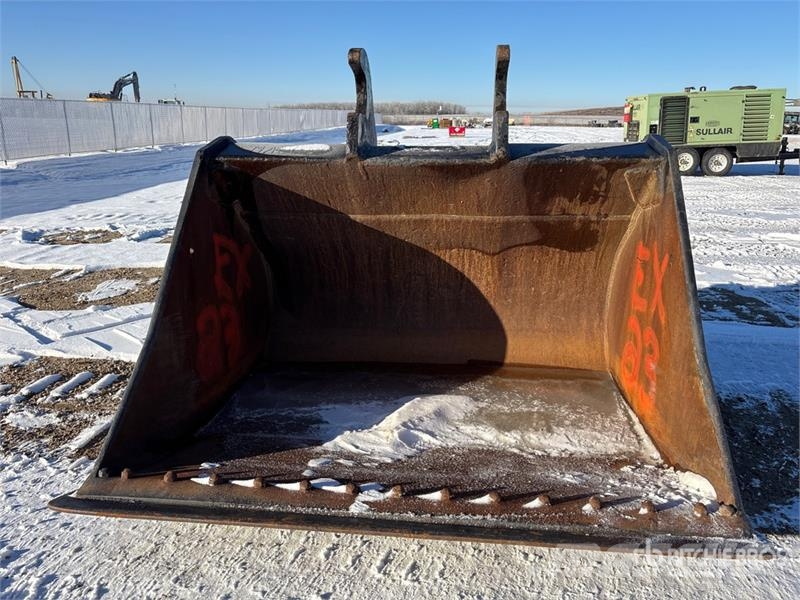 Brandt 84 in Cleanup Excavator Bucket - Fits John Deere 3 دلاء