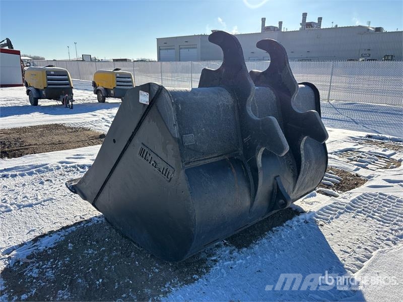 Brandt 84 in Cleanup Excavator Bucket - Fits John Deere 3 دلاء