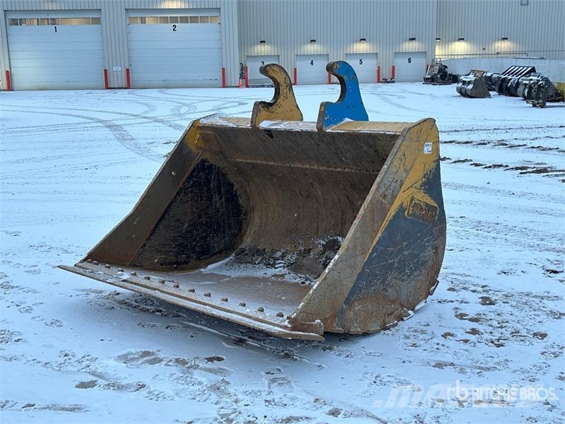 Brandt 84 in Q/C Cleanup Excavator Bucket - Fits John Dee Buckets