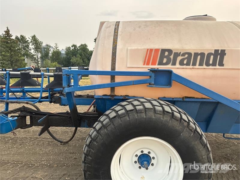 Brandt QF2000 90 ft Pull-Type Sprayer 牵引式喷雾机